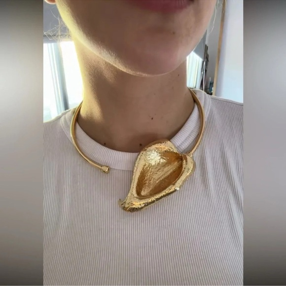 Horseshoe Lotus Gold Bangle Flower Necklace - Picture 4 of 7